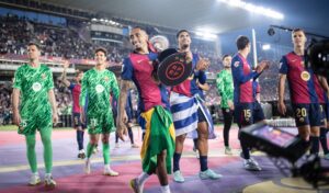 Raphinha, no Estádio Olímpico de Montjuic, com o troféu de campeão da LaLiga 2024/25. / Ricardo Nogueira