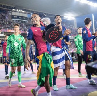 Raphinha, no Estádio Olímpico de Montjuic, com o troféu de campeão da LaLiga 2024/25. / Ricardo Nogueira