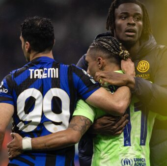 O brasileiro Raphinha é consolado por dois jogadores da Inter após a derrota por 4 a 3, na semifinal da Champions League. / Ricardo Nogueira