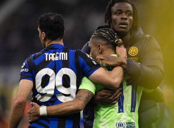 O brasileiro Raphinha é consolado por dois jogadores da Inter após a derrota por 4 a 3, na semifinal da Champions League. / Ricardo Nogueira