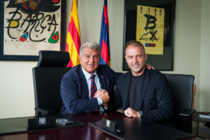 O presidente do Barça, Joan Laporta, com Hansi Flick, no momento da assinatura do novo contrato do técnico alemão. / Twitter: @FCBarcelona_br