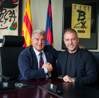 O presidente do Barça, Joan Laporta, com Hansi Flick, no momento da assinatura do novo contrato do técnico alemão. / Twitter: @FCBarcelona_br