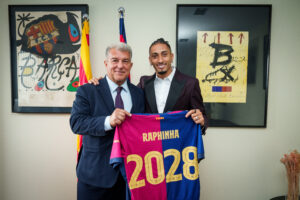 Raphinha com o presidente do Bara, Joan Laporta, no ato da renovação do seu contrato. / Twitter @FCBarcelona_br