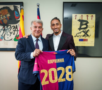 Raphinha com o presidente do Bara, Joan Laporta, no ato da renovação do seu contrato. / Twitter @FCBarcelona_br