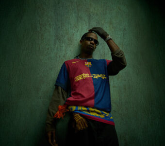 Travis Scott foi o artista escolhido por Spotify para estar na camisa do Barça no próximo clássico contra o Real Madrid. / @FCBarcelona_br