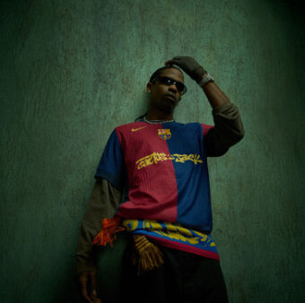 Travis Scott foi o artista escolhido por Spotify para estar na camisa do Barça no próximo clássico contra o Real Madrid. / @FCBarcelona_br