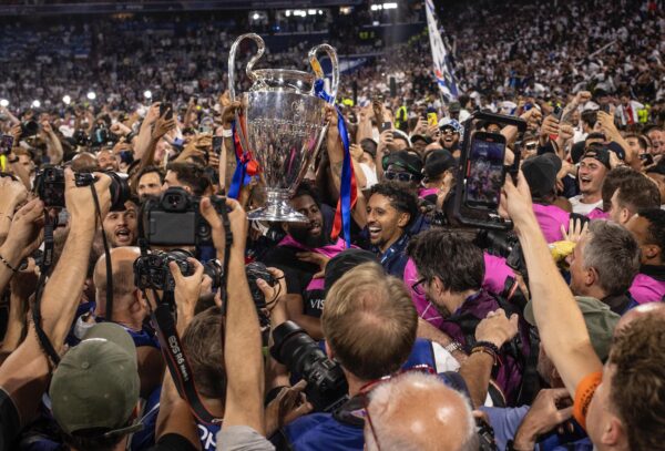 O capitão do PSG; Marquinhos, com a sonhada taça de campeão da Champions League. / Ricardo Nogueira