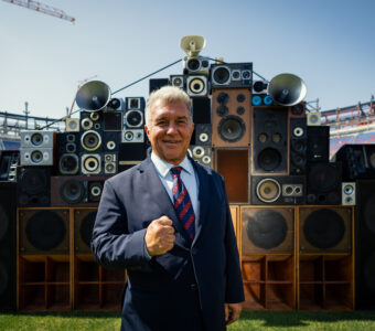 O presidente do Barça, Joan Laporta, foi um dos protagonistas do anúncio do regresso ao Spotify Camp Nou. / Twitter @FCbarcelona_br