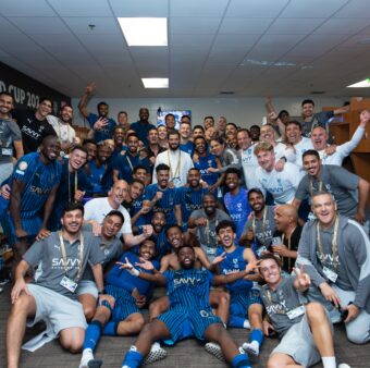 Jogadores e comissão-técnica do Al Hilal comemoram juntos no vestiário a vitória histórica sobre o Manchester City / Twitter @Alhilal_EN