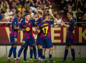 Os craques do Barça comemoram a vitória por 3 a 1 sobre o Vissel Kobe / Twitter @FCBarcelona_br