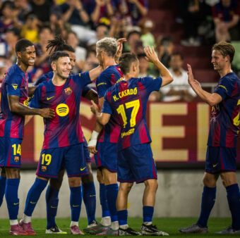 Os craques do Barça comemoram a vitória por 3 a 1 sobre o Vissel Kobe / Twitter @FCBarcelona_br