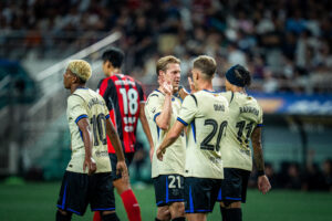 Os craques do Barça comemoram em dos gols marcados na vitória sobre o FC Seoul, na capital coreana. / @FCBarcelona_br