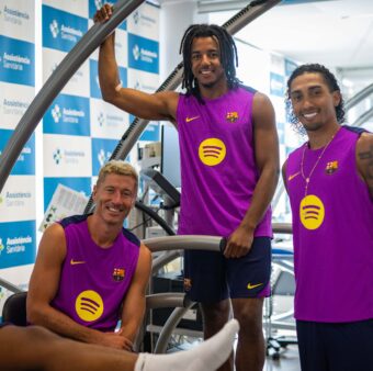 Lewandowski, Kounde e Raphinha, no dia do regresso ao trabalho no Barça. / Twitter: @FCBarcelona_br