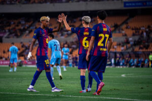 Lamine Yamal e Gavi se cumprimentam após um gol. Ambos foram destaques na goleada sobre o Daegu por 5 a 0. / Twitter: @FCBarcelona_br