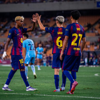 Lamine Yamal e Gavi se cumprimentam após um gol. Ambos foram destaques na goleada sobre o Daegu por 5 a 0. / Twitter: @FCBarcelona_br