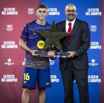 Fermín López recebe de um representante da Estrella Damm o prêmio de melhor jogador do Gamper 2025. / Foto: @FCBarcelona:br