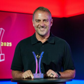 Hansi Flick, vencedor do prêmio de Melhor Técnico do jornal Bild.