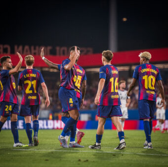 Os craques do Barça comemoram a goleada contra o Como 1907, no Estádio Johan Cruyff, pela 60ª ediçao do Troféu Joan Gamper. / @FCBarcelona_br