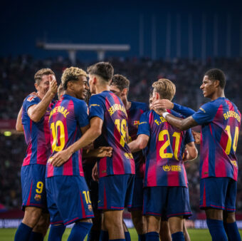 Os craques do BArça comemoram a importante vitória diante da Real Sociedad, por 2 a 1, no Estádio Olímpico de Montjuic. / @FCBarcelona_br