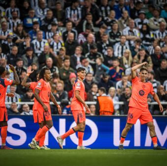 Os craques do Barça comemoram a vitória por 2 a 1 sobre o Newcastle, no St. James' Park. / @FCBarcelona_br