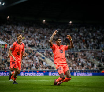 Marcus Rashford comemora um dos gols marcados na vitória sobre o Newcastle (1-2), na Champions League. / @FCBarcelona_br