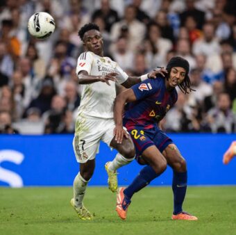 Vinícius Jr. e Kounde lutam por uma bola durante o clássico da 10ª rodada da Liga, no Bernabéu. / Ricardo Nogueira