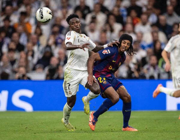 Vinícius Jr. e Kounde lutam por uma bola durante o clássico da 10ª rodada da Liga, no Bernabéu. / Ricardo Nogueira