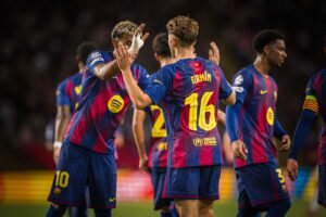 Os craques do Barça comemoram a goleada sobre o Olympiacos (6-1), pela Champions League / @FCBarcelona_br