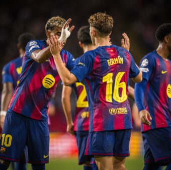Os craques do Barça comemoram a goleada sobre o Olympiacos (6-1), pela Champions League / @FCBarcelona_br