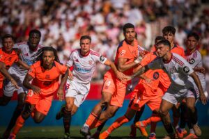 Jogadores do Barça e dos Sevilla duelam em um lance da partida, válida pela 8ª rodada da LaLiga. / @FCBarcelona_br