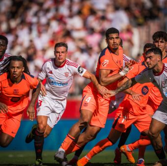 Jogadores do Barça e dos Sevilla duelam em um lance da partida, válida pela 8ª rodada da LaLiga. / @FCBarcelona_br