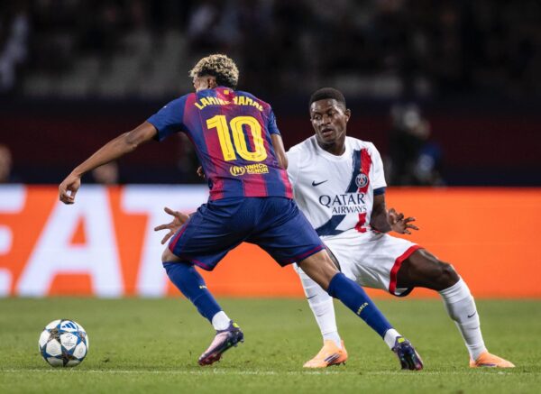 Lamine Yamal contra Nuno Mendes, um dos duelos da noite no confronto entre Barça e PSG. / Ricardo Nogueira