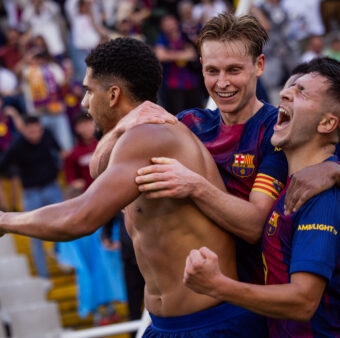 Araujo comemora com sus companheiros o gol da vitória contra o Girona, nos acréscimos, pela LaLiga. / @FCBarcelona_br