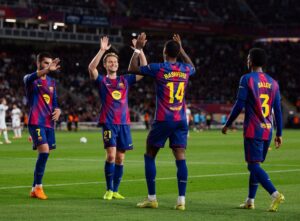 Rashford, eleito MVP da vitória sobre o Elche, comemora com De Jong o seu golaço na partida. / @FCBarcelona_br