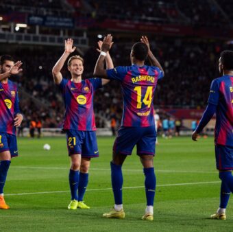 Rashford, eleito MVP da vitória sobre o Elche, comemora com De Jong o seu golaço na partida. / @FCBarcelona_br