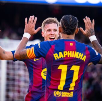 Dani Olmo comemora com Raphinha um dos gols marcado na vitória contra o Alavés, na LaLiga., / @FCBarcelona_br