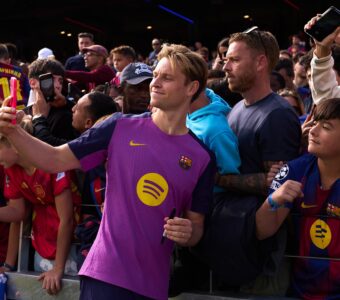 Frenkie de Jong fez selfies com os torcedores após o treinamento. / @FCBarcelona_br