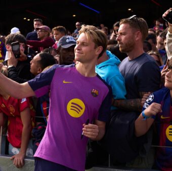 Frenkie de Jong fez selfies com os torcedores após o treinamento. / @FCBarcelona_br