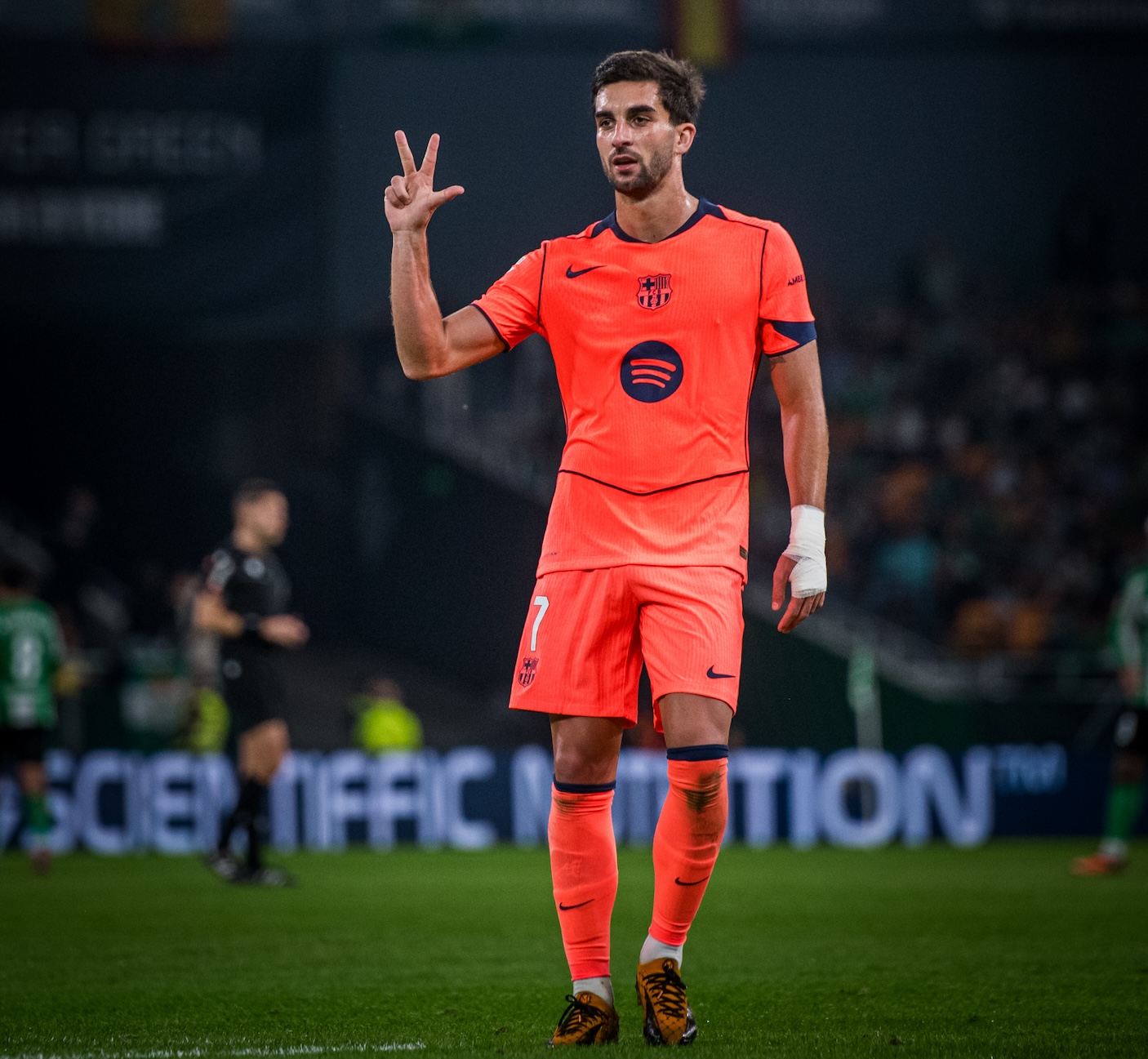 Ferran Torres, autor de uma hat-trick na goleada por 5 a 3 sobre o Betis, na LaLiga. / @FCBarcelona_br