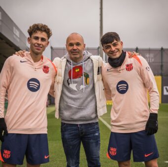 Andrés Iniesta, com os meias Fermín López e Pedri, na Cidade Esportiva Joan Gamper./ @FCBarcelona_br