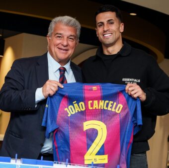 O presidente Joan Laporta apresentando lateral João Cancelo como o novo camisa 2 do Barça até o final da temporada. / @FCBarcelona_br