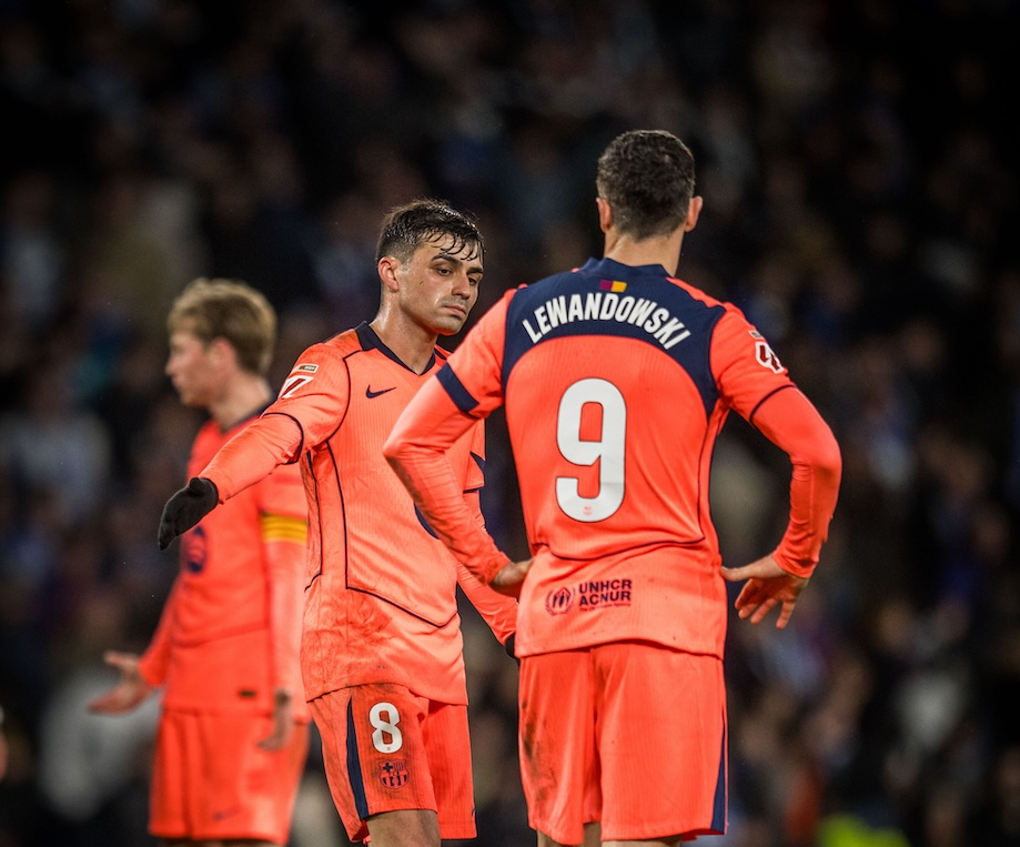 Pedri cumprimenta o companheiro Lewandowski no final do duelo contra a Real Sociedad, pela LaLiga. / @FCBarcelona_br