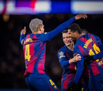 Rashford comemora com seus companheiros o gol de falta que marcou na vitória do Barça por 4 a 1 sobre o Copenhagen, pela Champions League. / @FCBarcelona_br