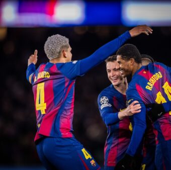 Rashford comemora com seus companheiros o gol de falta que marcou na vitória do Barça por 4 a 1 sobre o Copenhagen, pela Champions League. / @FCBarcelona_br
