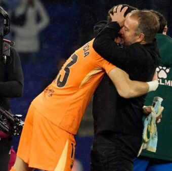 Joan Garcia recebe o abraço do técnico Hansi Flick após a vitória do Barça sobre o Espanyol por 2 a 0, pela LaLiga. / @FCBarcelona_br