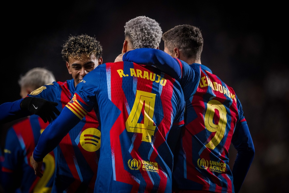 Araujo comemora com Lewandowski e Lamine Yamal o gol marcado na vitória por 2 a 1 sobre o Albacete, pela Copa do Rei. / @FCBarcelona_br
