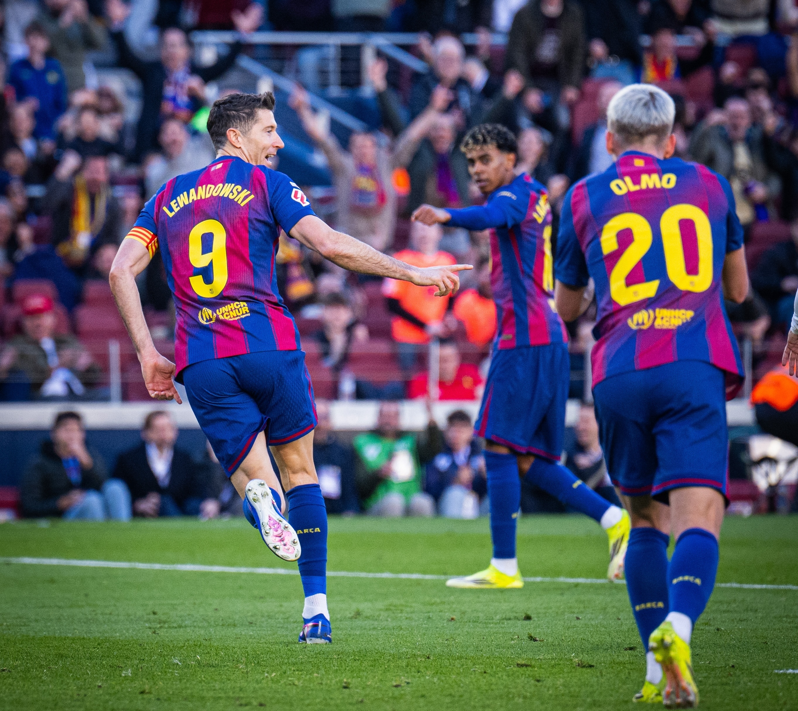 Lewandowski comemora com os companheiros o gol marcado na vitória por 3 a 0 sobre o Mallorca, pela LaLiga. / @FCBarcelona_br