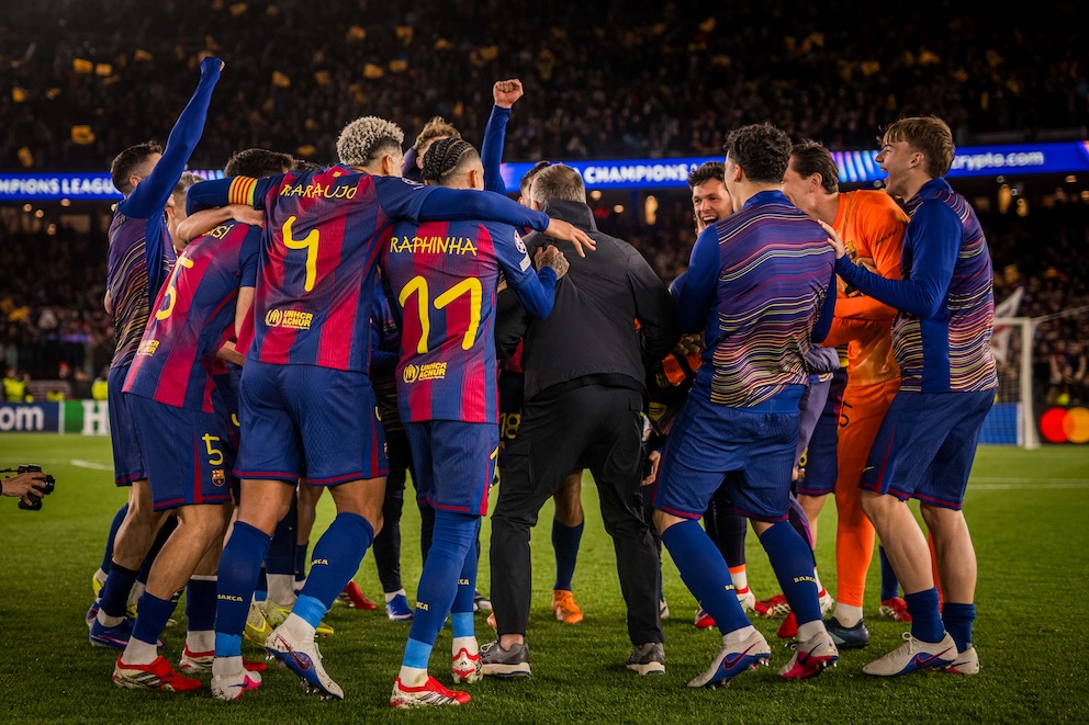 Os craqus do Barça comemoram com o Hansi Flick a goleada histórica na Champions League. / @FCbarcelona_br