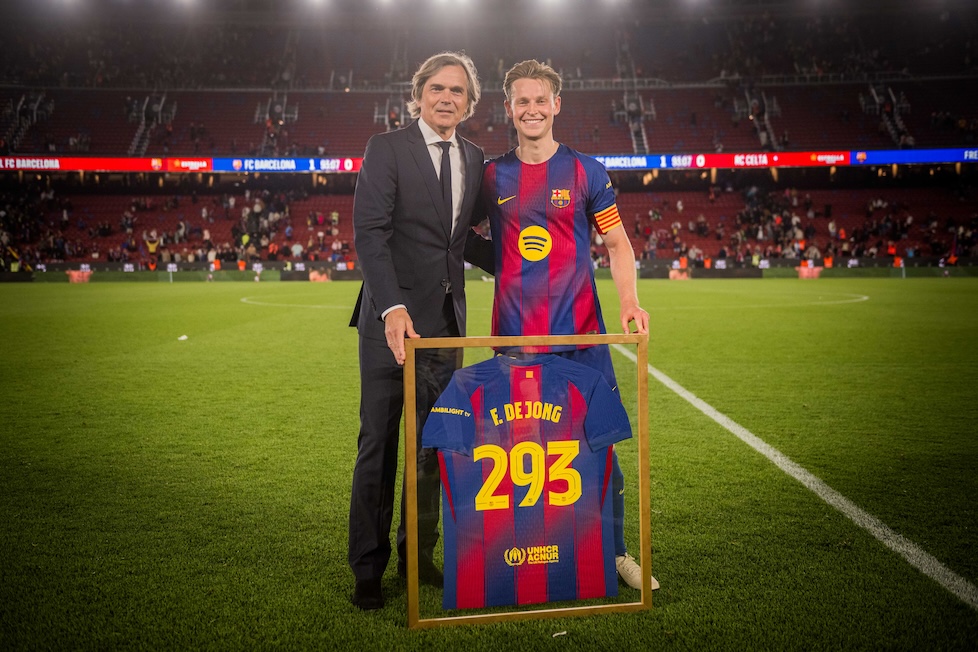 Phillip Cocu presentou Frenkie de Jong com uma camisa comemorativa pelo recorde de jogos como blaugrana. / @FCBarcelona_br