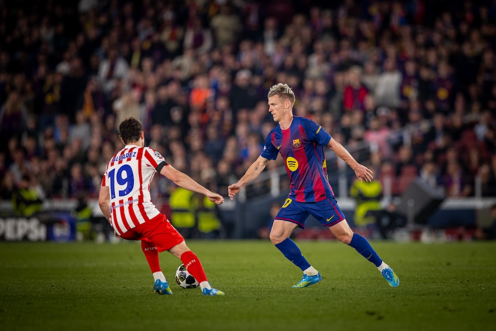 Olmo em ação, durante o duelo entre Barça e Atlético, no Spotify Camp Nou, pela Champions League. / @FCBarcelona_br